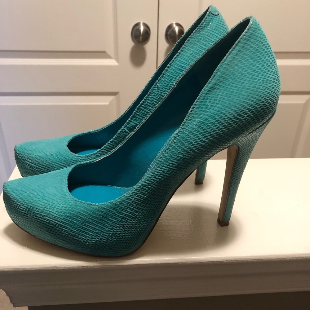 BCBGeneration turquoise heels size 8